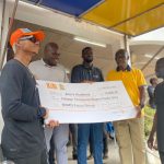 KiDi making the GHC15,000 donation to his former school Accra Academy