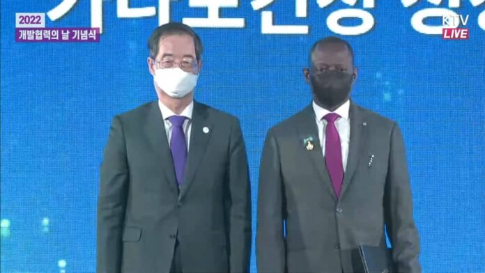 Han Duck-soo and Dr Patrick Kuma-Aboagye in South Korea