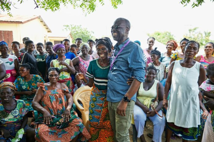 The CEO of the VRA, Emmanuel Antwi-Darkwa interacted with the flood victims before presenting relief items to them.