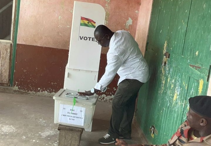 Protozoa casting his vote during the assembly elections